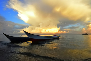 蓝天白云 大海 浪花 小船