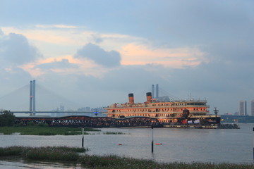 长江畔的游船