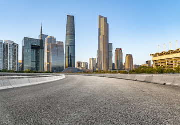 前景为沥青道路的广州摩天大楼