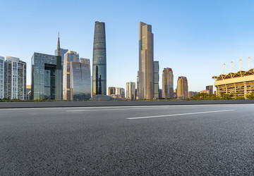 前景为沥青道路的广州地标建筑群