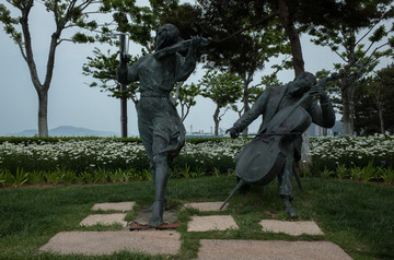 拉提琴雕塑