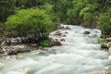 山涧溪流