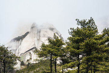 雾锁天柱山