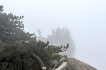 雾锁天柱山