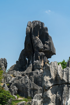 悬崖怪石