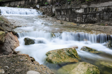 山涧溪流