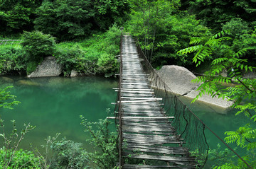 山间吊桥