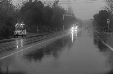 雨中行车