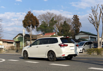 白色乘用车 两厢车