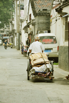 走街串巷收废品的老人