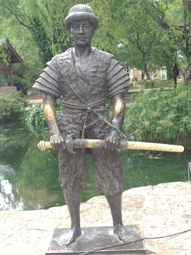 纳西族男人雕塑
