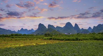 夕阳下的群山