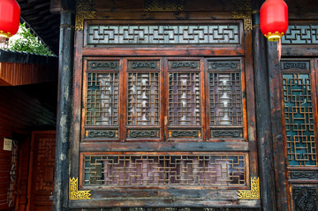 中式雕花大门