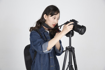年轻女摄影师 