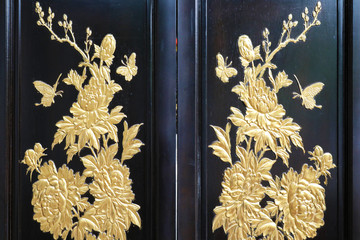古代木门金色雕花装饰
