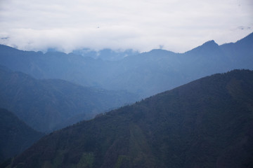 崇山峻岭