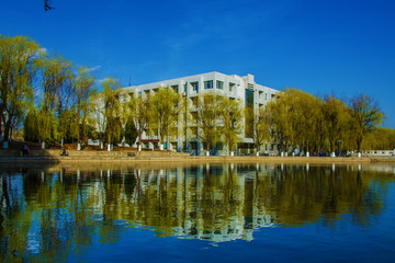 燕山大学燕鸣湖边建筑