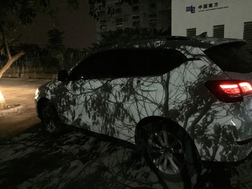 灯影下的汽车