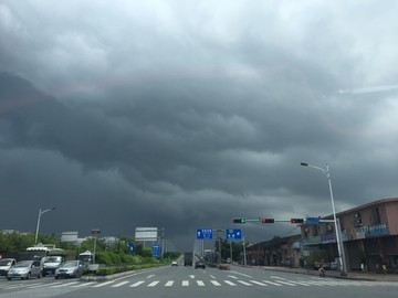 暴雨之前的汹涌乌云