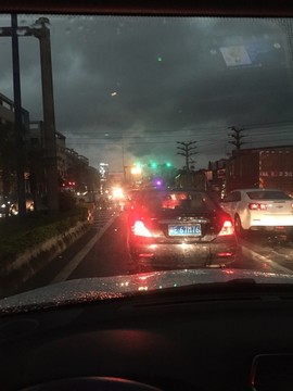 暴雨之前的汹涌乌云