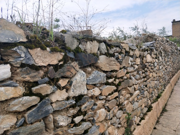 农村石块墙头