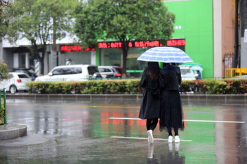 雨中路口