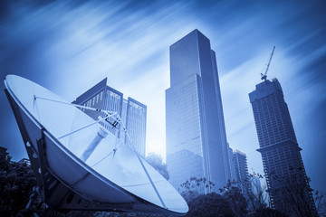 城市摩天大楼和卫星信号接收机