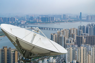 城市上空的卫星信号接收机