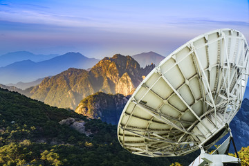 卫星信号接收机在山顶