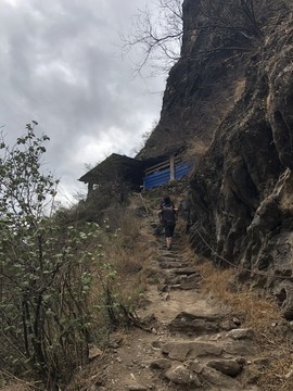 虎跳峡 人工背上山 挑夫