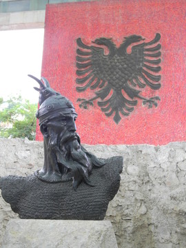 阿尔巴尼亚双头鹰与斯坎德培像