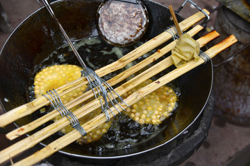 小吃制作 油炸豌豆饼 油锅