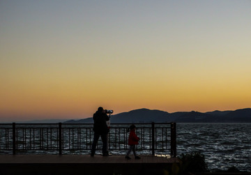 夕阳滇池畔