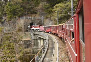 日本阿布特式列车穿隧道