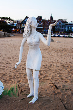 雕塑抬起一只手臂的长发女人