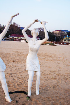 雕塑抬头仰望的连衣裙女人