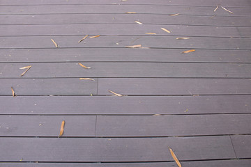 洒落黄竹叶的木地板