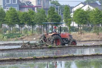 农机耕地