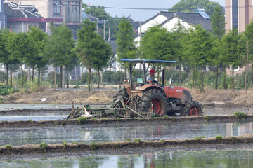 农机耕地