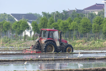 农机耕地