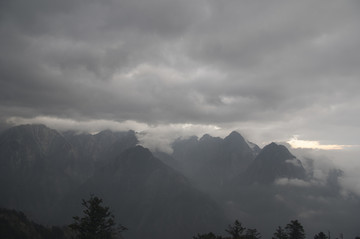 浓雾封锁九峰山