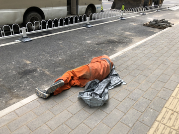 睡在路边的工人 马路