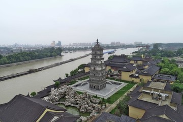 京杭大运河河心岛上的镇国寺