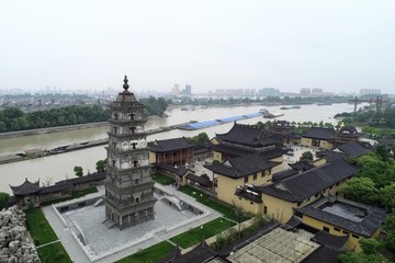 京杭大运河河心岛上的镇国寺