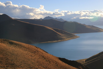 山峦叠起 堰塞湖