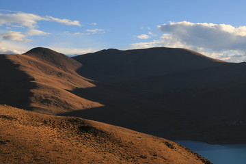 山峦叠起 堰塞湖