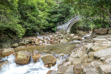 姑婆山小溪流