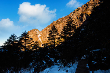 蓝天白云轿子雪山一线天远眺