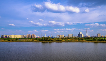 蓝天下的城市建筑群