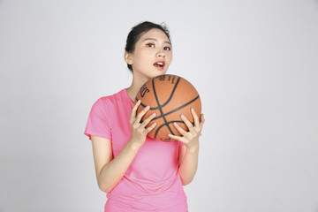 年轻女子打篮球